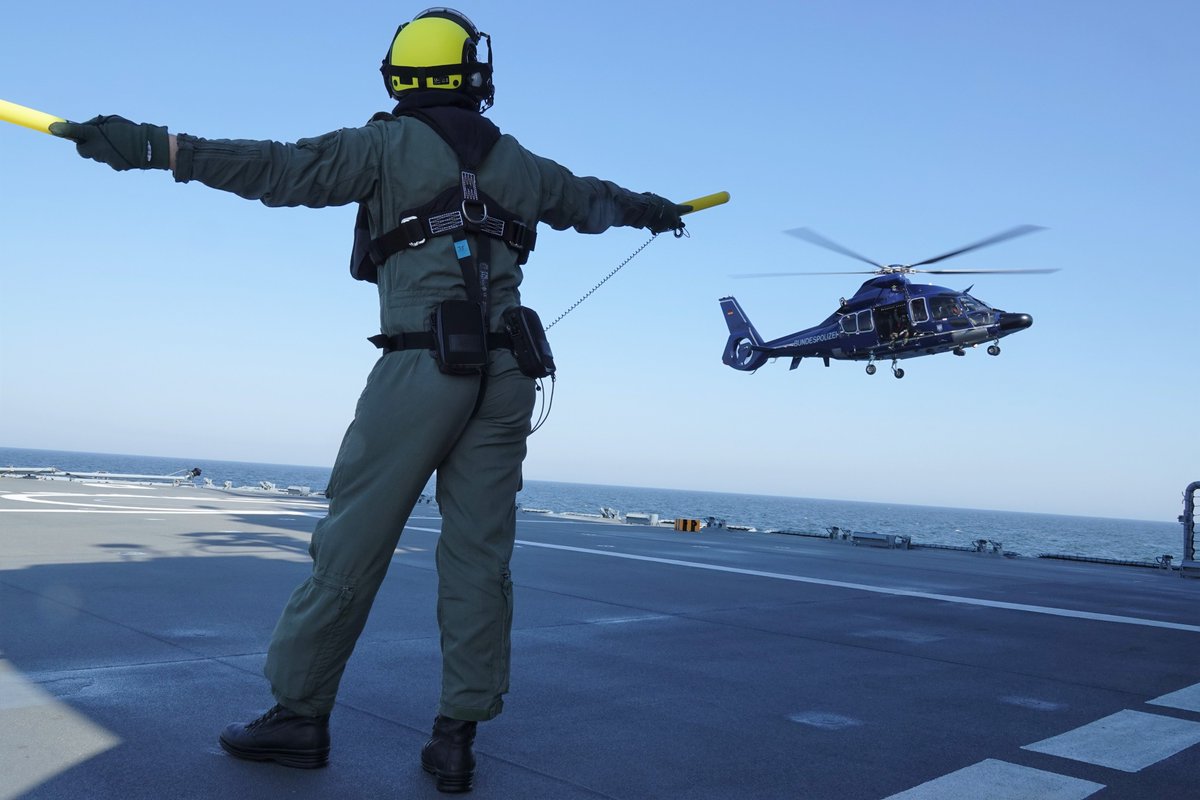 Die Flugdeckoffiziere der #BundeswehrimEinsatz wurden bei der #VJTF (M) auf dem Tender „Donau“ für den Flugbetrieb weitergebildet. Mit Unterstützung der Bundespolizei und unter Anleitung der Ausbilder trainierten sie das Einweisen des Hubschraubers für eine Landung an Bord.