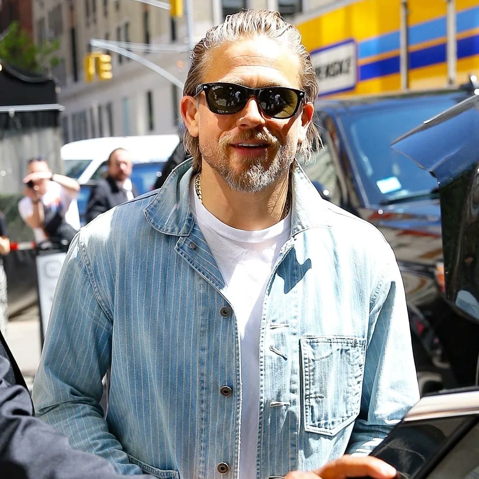📸 Charlie Hunnam was all smiles while catching a ride in New York.

🗓️ 05.07.2024