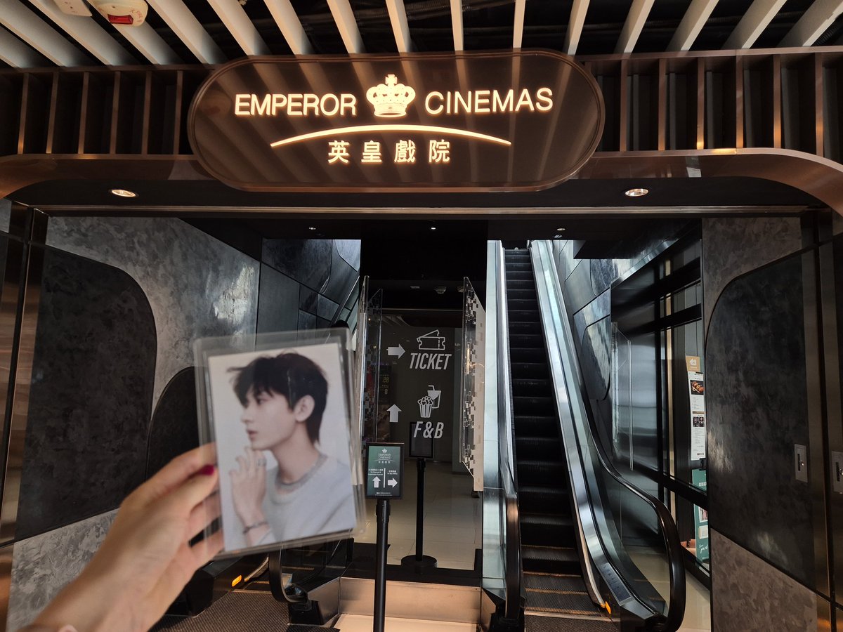 lianhualou_huli's tweet photo. 에 그렇게 되었읍니다  我要去上海였으나 现在중국본토가 아니군요ㅠ

우연히 중경삼림 30주년 기념 4k상영+전시(?)를 알게되어 치치와 기쁜마음으로 가보았읍니다 편의점과 커다란 파인애플 캔!!! 시간되면 이따 영화도 봐야지! 4k로 알흠답게 빛나는 양조위를 핥(그만!!!!!!! https://t.co/Suwdmbw5WB