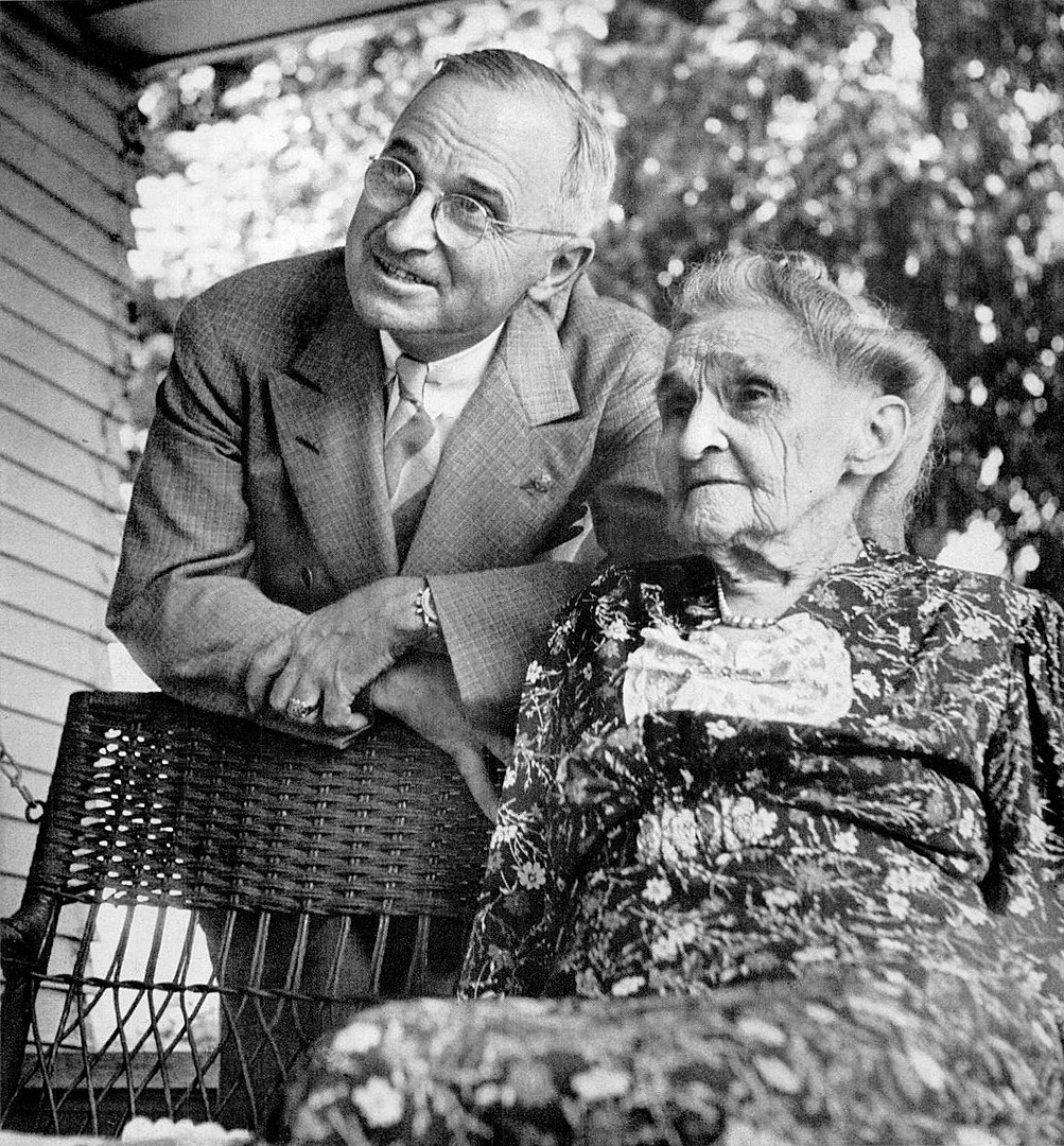 Born #OTD in 1884
🧵👇
#HarrySTruman (Lamar, Missouri, May 8, 1884) 33rd president of the US 1945-1953, succeeding, as VP upon the death of Franklin D Roosevelt.
Truman visits his mother in Grandview, Missouri, after being nominated the Democratic candidate for VP
Life, July 1944