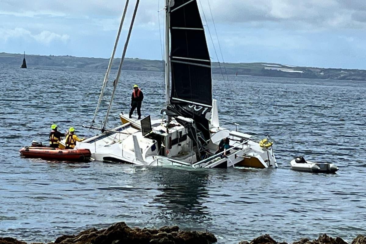 Watch: Dramatic video shows sailing boat crash rescue mission on UK coast newcastleworld.com/watch-this/vid…