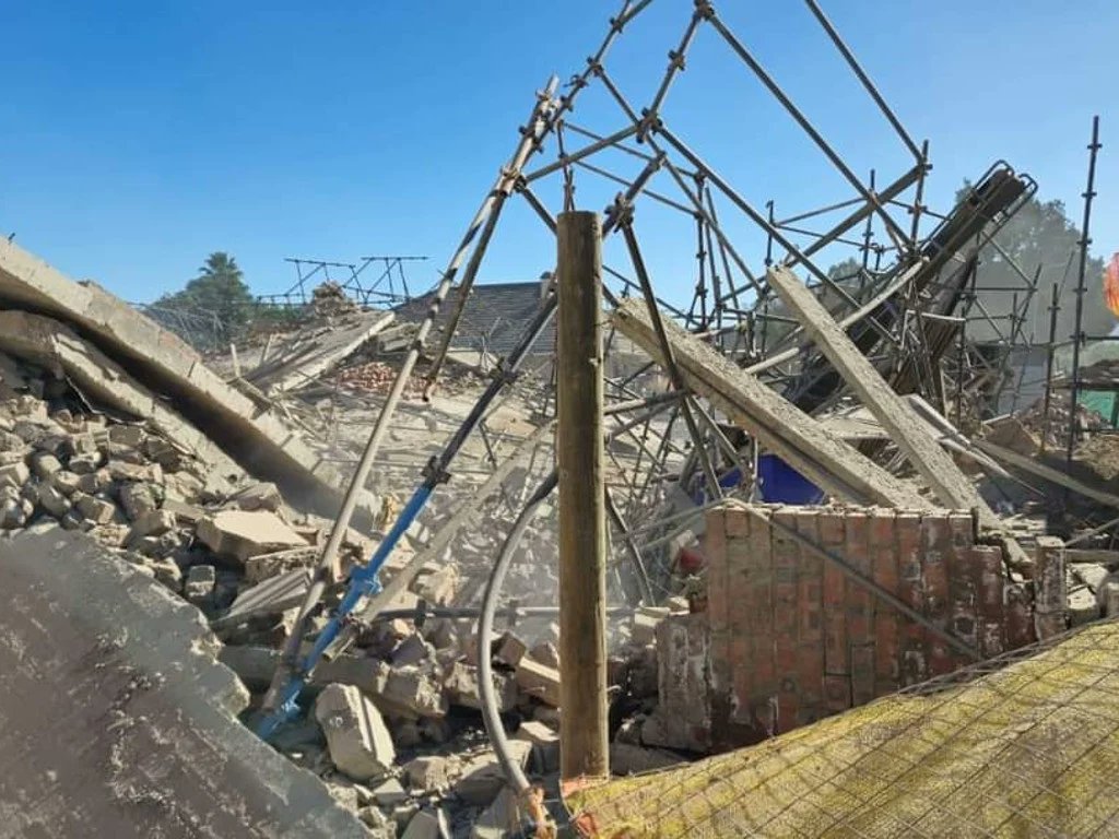 🚧❌ 5-storey building collapses in George, Western Cape - the search for survivors continues ❌🚧 Rescue operations are still on going for individuals who are stuck in the rubble of a building at Victoria Street, George, #SouthAfrica (Erf 15098). The building was under…