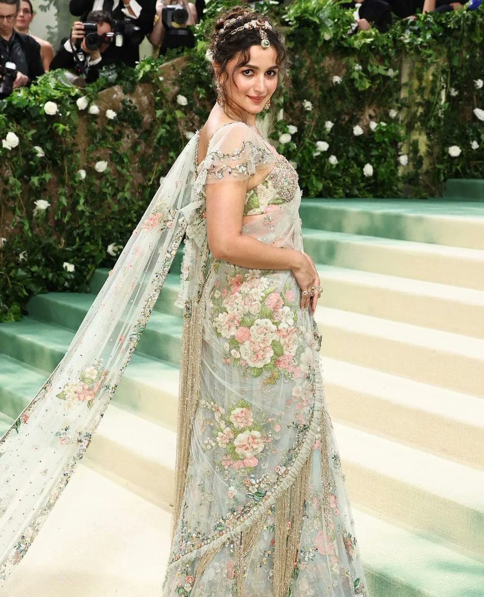 😍 Would you rock a saree for your Mehendi? Tell us in the comments! 💚 Follow @wedsfy for more wedding trends! Clothes and Jewellery @sabyasachiofficial Styling @anaitashroffadajania @lakshmilehr Makeup @puneetbsaini Hair @amitthakur_hair