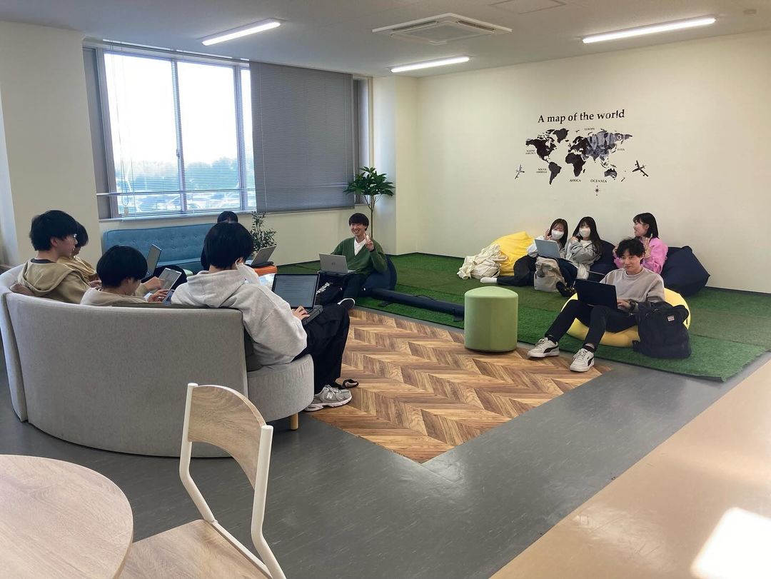 EpuuCommons's tweet image. 🌸4月8日、EPUU Commons開室しました！🌸

Relaxスペース、Studyスペースを設け、リニューアルしました！

平日10:00～19:00までオープンしてます！

英会話を練習したいという学生には、EPUU教員とDrop-in Chatも可能ですので、ぜひご参加ください！

📢新しくなったEPUU Commons是非来て下さい♪