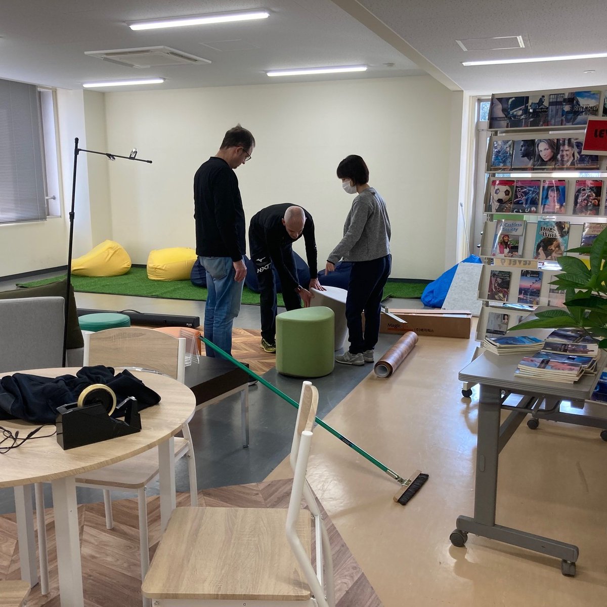 EpuuCommons's tweet image. 🌸4月8日、EPUU Commons開室しました！🌸

Relaxスペース、Studyスペースを設け、リニューアルしました！

平日10:00～19:00までオープンしてます！

英会話を練習したいという学生には、EPUU教員とDrop-in Chatも可能ですので、ぜひご参加ください！

📢新しくなったEPUU Commons是非来て下さい♪