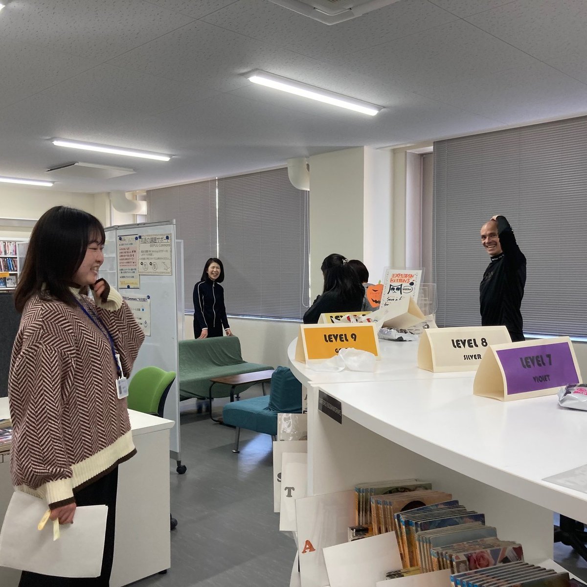 EpuuCommons's tweet image. 🌸4月8日、EPUU Commons開室しました！🌸

Relaxスペース、Studyスペースを設け、リニューアルしました！

平日10:00～19:00までオープンしてます！

英会話を練習したいという学生には、EPUU教員とDrop-in Chatも可能ですので、ぜひご参加ください！

📢新しくなったEPUU Commons是非来て下さい♪