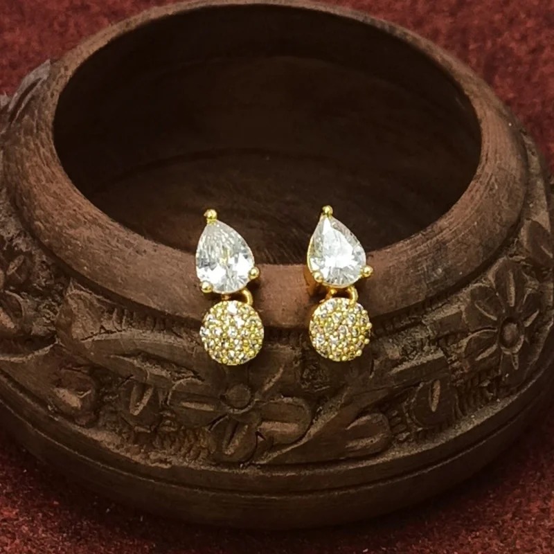 #KollamSupreme's white crystal/stone #earrings!
Shop online: ow.ly/RL3t50RvwYm
.
#imitationjewellery #fashionjewellery #fashion #jewellery #jewelry #designerjewellery #ootd #deals #stonestuds #dropearrings #earstuds #crystaldropearring #goldplatedearrings #onlineshopping