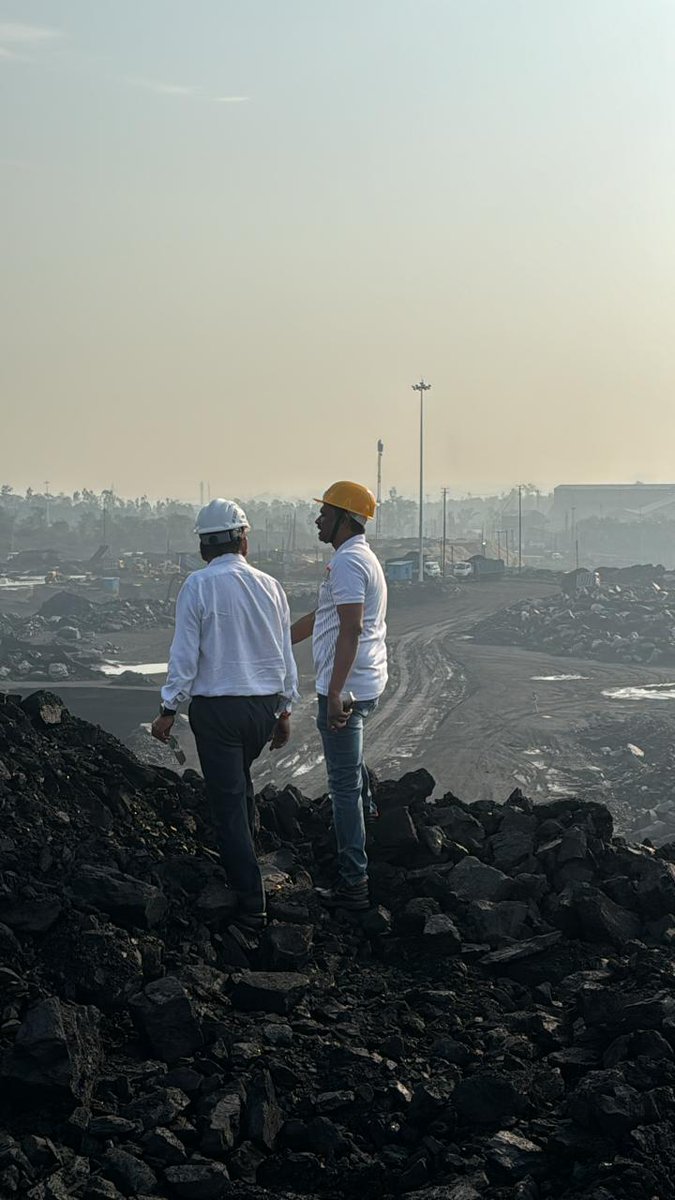 SECL DT(P&P) Sh. Franklin Jayakumar visited Kusmunda mine in the early hours today, reviewed the timely start of the first shift, and inspected the coal stock. He also took a meeting of area and project officials at the viewpoint. @CoalMinistry @CoalIndiaHQ #teamsecl