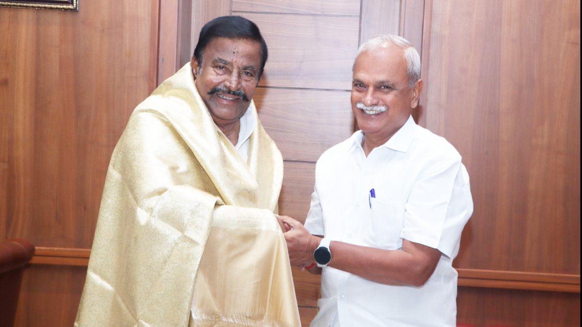 KN_NEHRU's tweet photo. சென்னையில், பாண்டிச்சேரி நாடாளுமன்ற உறுப்பினர் திரு.வி.வைத்திலிங்கம் அவர்கள் எனது வீட்டில் மரியாதை நிமித்தமாக சந்தித்தார்.

#DMK | #MKStalin | #KNNehru | #Trichy | #DravidianModel | #Chennai | #Pandicheri | #vvaithilingam https://t.co/4vsW0XzRJs