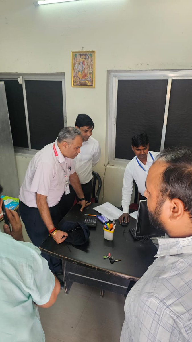 Today, Shri S. M. Sharma, DRM/LKO, conducted a thorough inspection of the #Alamnagar Goods siding. Alongside overseeing the operations and planting saplings, he actively engaged with the laborers, discussing their work and addressing any concerns they had.