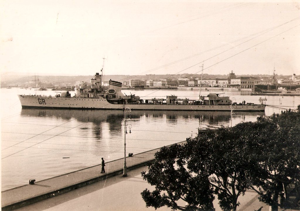 Destroyers

DD #RNGrecale GR (1934-1965)
Maestrale Class

📷 1935-40 #Siracusa

@ItalianNavy 🇮🇹