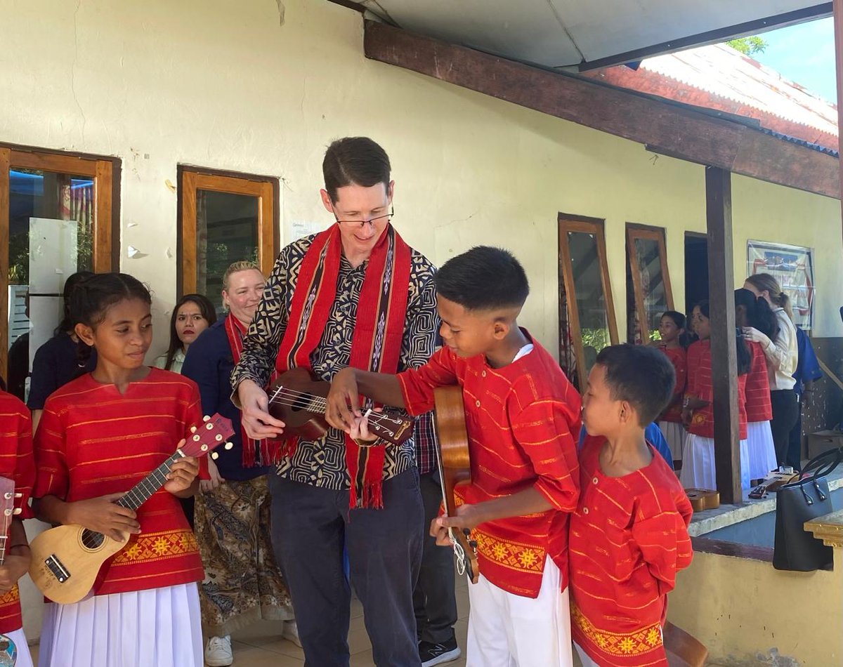 The kids at Hukurila told me it takes a month to learn how to play the ukulele. Clearly I need more practice! Ukelele playing is a big deal in Maluku, even President Widodo tried when he visited. #OzAlum Nico has been instrumental in creating the Amboina Ukulele Kids Community.