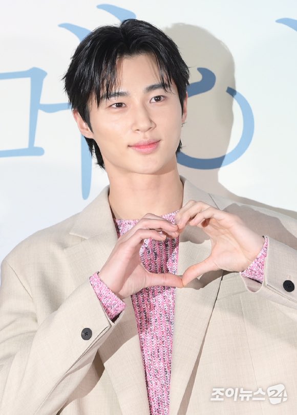 Byeon Woo Seok has been confirmed to guest on tvN ‘You Quiz on the Block’ His episode will air within this month Lately, he’s been receiving a lot of love and attention for his performance in tvN drama ‘Lovely Runner’, also starring Kim Hye Yoon m.joynews24.com/v/1717067