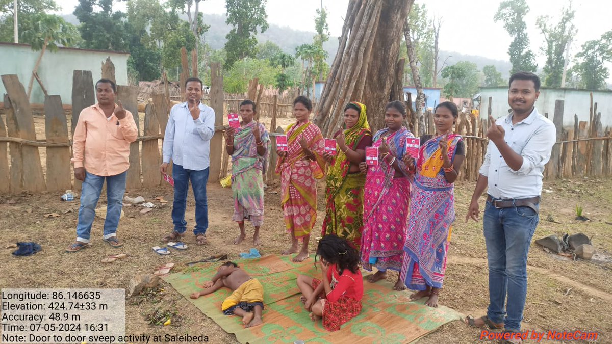 As per direction of DEO #Mayurbhanj, ITDA, Karanjia officials move door-to-door & distribute invitation cards with slogans imprinted in local dialects sensitising PVTG voters of Simlipal areas to cast their votes @OdishaCeo @ECISVEEP #Elections2024 #ChunavKaParv #OdishaPoll