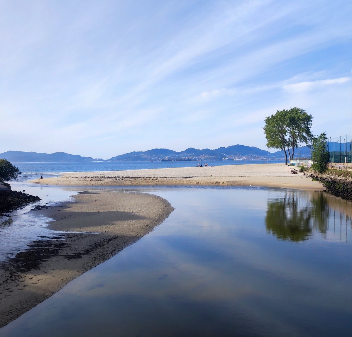 Cuando escribo salgo muy poco. Pero ayer, dando un paseo, vi la belleza de esta estampa en la desembocadura del río Lagares, en #Vigo, y pensé en vosotros. Aquí tenéis la imagen, marineros. Buenos días.