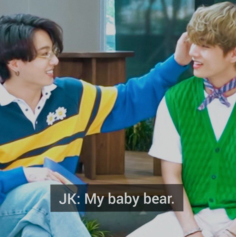 🐰: ты тяжело работал 🐰: my baby bear Если учесть тот факт, что сравнение с медвежонком используется в семье Ким по отношению к своим любимым людям, то фраза Чонгука звучит ещё громче. ♡ #taekook