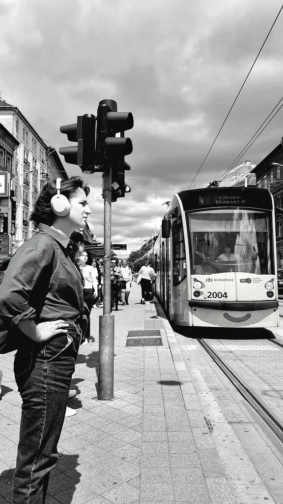 *Ready, Stop, Go* #streetphotography #photography #photograph #photo #bnw_dark #bnwphotography #street_moment #blackandwhite_photos #streetphoto #Buda #photos #bnwshot_world #blackandwhitestreetphotography