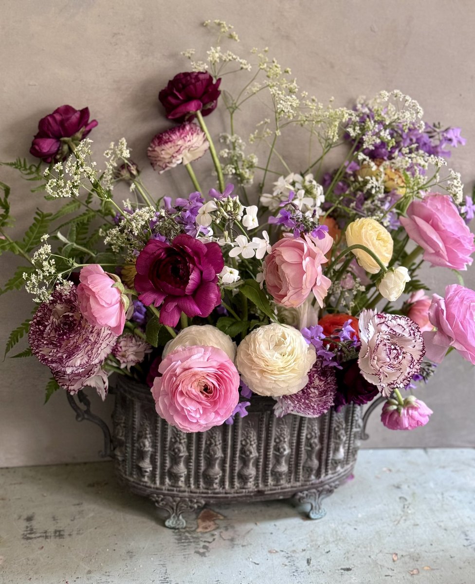 Good morning. This is an amalgamation of lots of flowers I’ve used in other arrangements! Ranunculus have such a good vase life, makes this possible. Hope you like it. Off to help with the moving of furniture, I’ll try and keep in touch.
Have a lovely day 🤞☀️