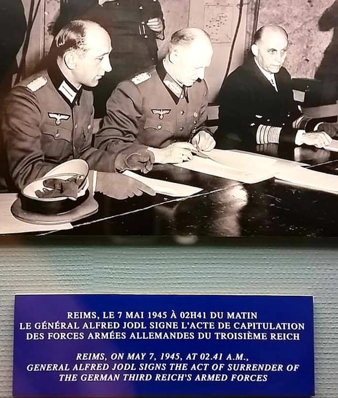 7. Mai 1945, 02.41 Uhr in  #Reims Unterzeichnung der bedingungslosen #Kapitulation der deutschen #Wehrmacht. Sie tritt am 8. Mai 1945 in Kraft. - Eine Erinnerung. Der Zweite Weltkrieg endet in Europa; noch nicht im Pazifik.