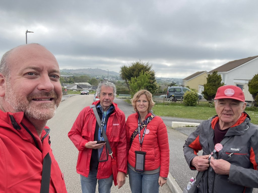 Bank holiday weekend may have been relaxing for some, but the #labourdoorstep campaign machine rolled on in @CRHLabour Canvassing in Hayle, Lanner & Redruth plus a campaign pub quiz in Camborne where I bumped into some old friends! #Cornwall #GeneralElectionNow