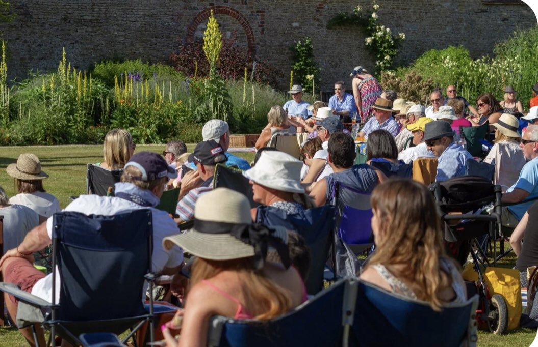 Jazz in the @LoseleyPark Walled Garden. Picnic in the summer sunshine on 30th June listening to the strains of #EllaFitzgerald  from a quintet led by @JoannaEdenMusic 
What's  not to like?   All proceeds to local bowel cancer charity @GUTS_fbc

guildfordjazz.org.uk/listings/losel…