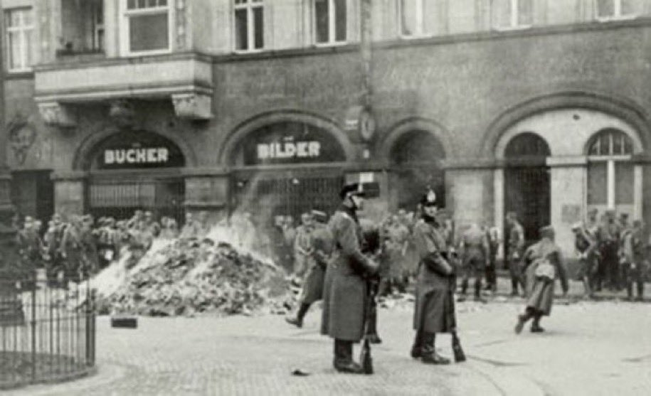 Was viele nicht wissen, die erste Bücherverbrennung fand am 8. März 1933 in Dresden am Wettiner Platz und vor der TU statt. Verbrannt wurde alles, dessen man habhaft werden konnte und was im Verdacht stand, nicht das nationalsozialistische Gedankengut zu teilen.