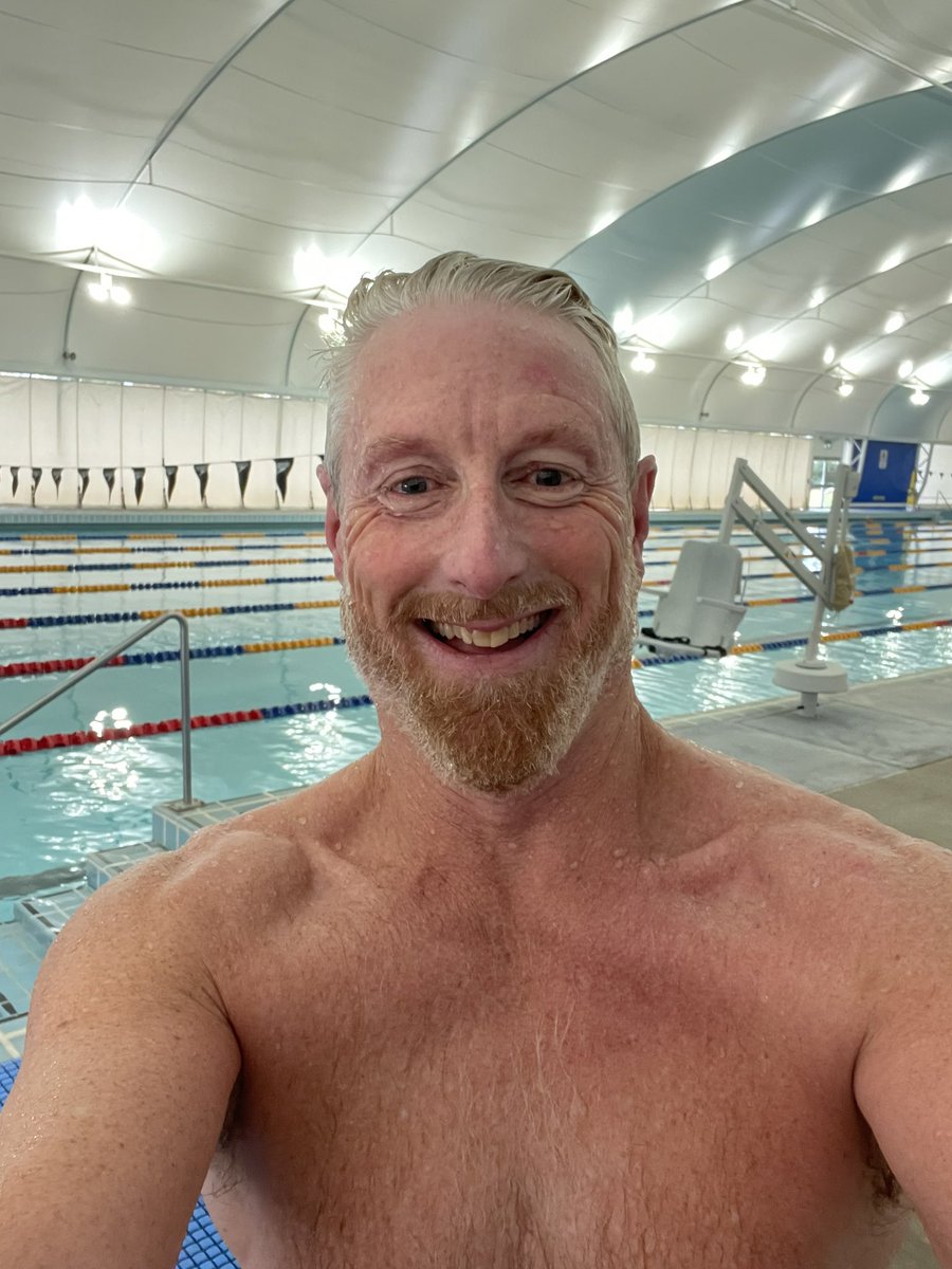 More laps today and fuelled by a lamb and gravy roll 👌 Had a lane to myself and basically living the aquatic dream 🤡 #getinandgetwet #blacklinefever #poweredbymeat