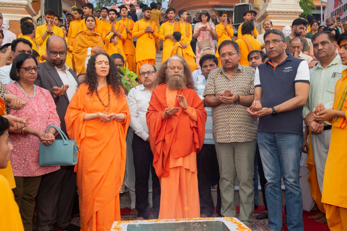 Welcomed Chairman of @oiclinsurance, Shri Rashim Raman Singh ji & officials at Parmarth Niketan. Engaged in discussions on #environmental conservation, tree planting, raising awareness & crafting preservation strategies with @PujyaSwamiji & participated in the divine Ganga Aarti.