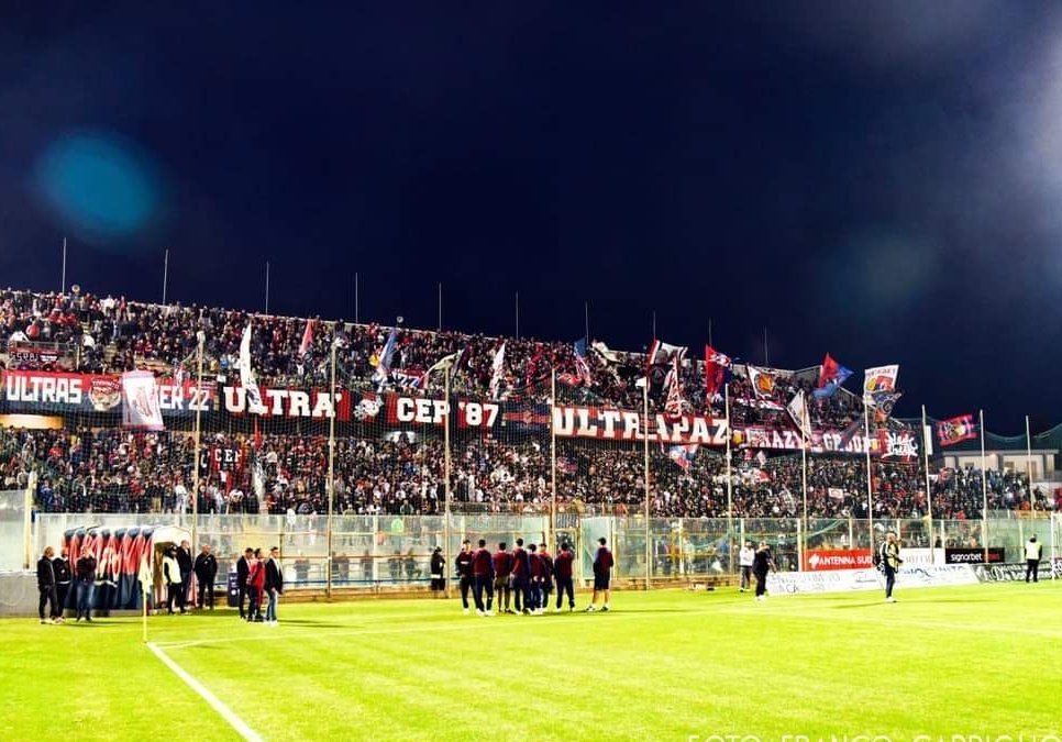CurvaScoperta's tweet photo. Serie C, playoff : Taranto - Latina  (0-0). 

Qualification de Taranto au tour suivant (victoire 2-1 au match aller).
Et encore cette explosion de couleurs pour remplacer la pyro "traditionnelle". https://t.co/2oqvGq8ibV