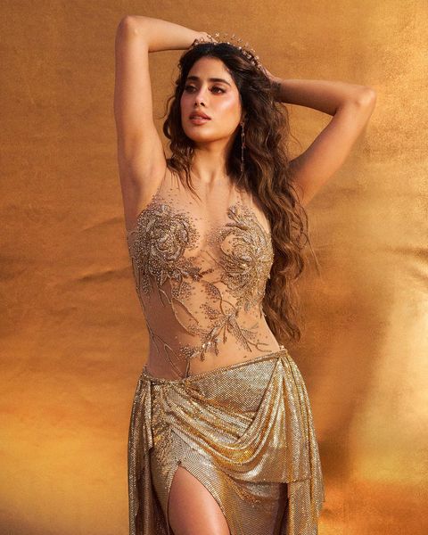 Janhvi Kapoor turns up the heat in a stunning sheer golden dress

#janhvikapoor  #janhvikapoorfc #janhvikapoorfans #beauty #fashion #glamour #bollywood #entertainment #bollywoodupdates #bollywoodbeauty #MiddayEntertainment