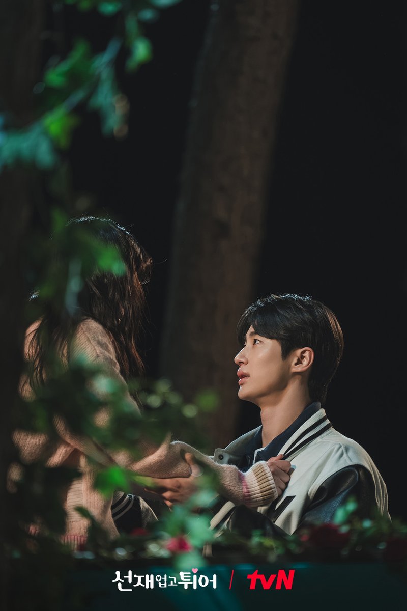 CJnDrama's tweet image. 에필로그 이거 좋은 거였네 (๓´˘`๓)♡
입술로 도장 찍었다 치고 연서대 MT 전설 진행시켜-!

[월화] 저녁 8:50 | tvN
#선재업고튀어 #LovelyRunner