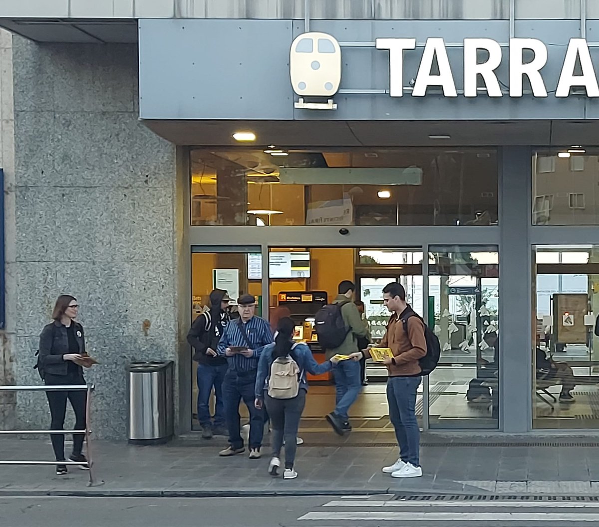 🚆Explicant que Rodalies Renfe és l'únic servei que el PSC gestiona a Catalunya. ❌Ningú millor que els i les usuàries saben el desastre que és!

👉🏼El traspàs de Rodalies serveix per garantir un dret bàsic com és la mobilitat. Acabem amb els anys de desinversió!