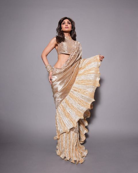Golden goddess: #ShilpaShetty stuns in a timeless saree ensemble, and we can’t stop admiring her beauty

#Shilpahetty  #ShilpaShettyKundra #shilpashettyfans #shilpashettyfanclub #shilpashettysaree #Bollywood #Entertainment #Fashion #Saree #bollywoodbeauty #MiddayEntertainment