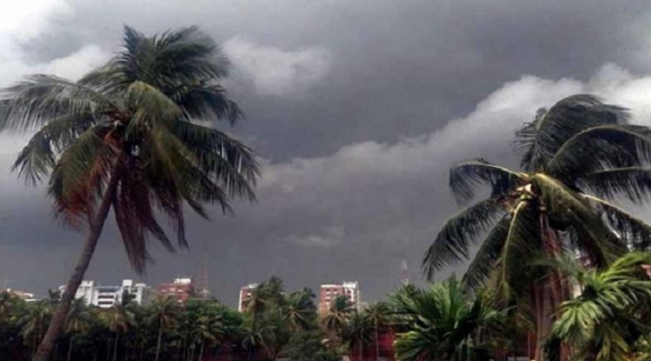 ধেয়ে আসছে ঝড়: নদীবন্দরে সতর্ক সংকেত