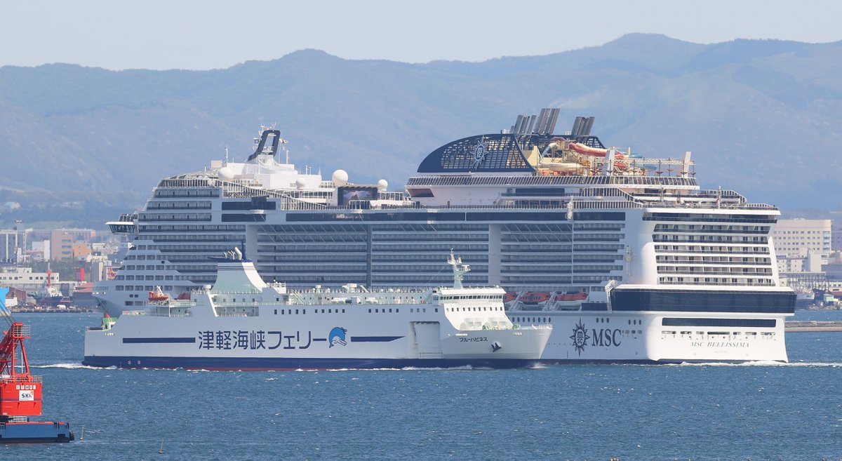 【カメラマンから】

今年度函館港入港予定のクルーズ船で最大の「ＭＳＣ ベリッシマ」(17万1598㌧)

8日午前6時ごろから何度か入港を試みるも、強風の影響で入港できませんでした

次回、17日に寄港予定です🚢
（野）