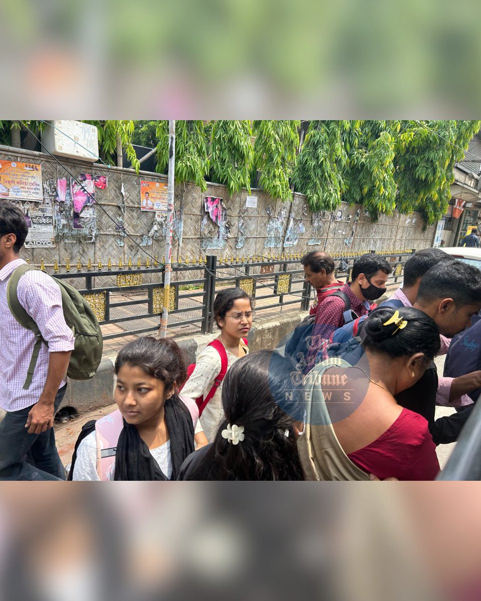 In Pics | Bus scarcity hits Guwahatians a day after phase 3 Lok Sabha polls in the city. Here are the scenes in the morning hours from Guwahati Club bus stop.

#TheAssamTribune #Guwahati #PublicTransport #LSpolls