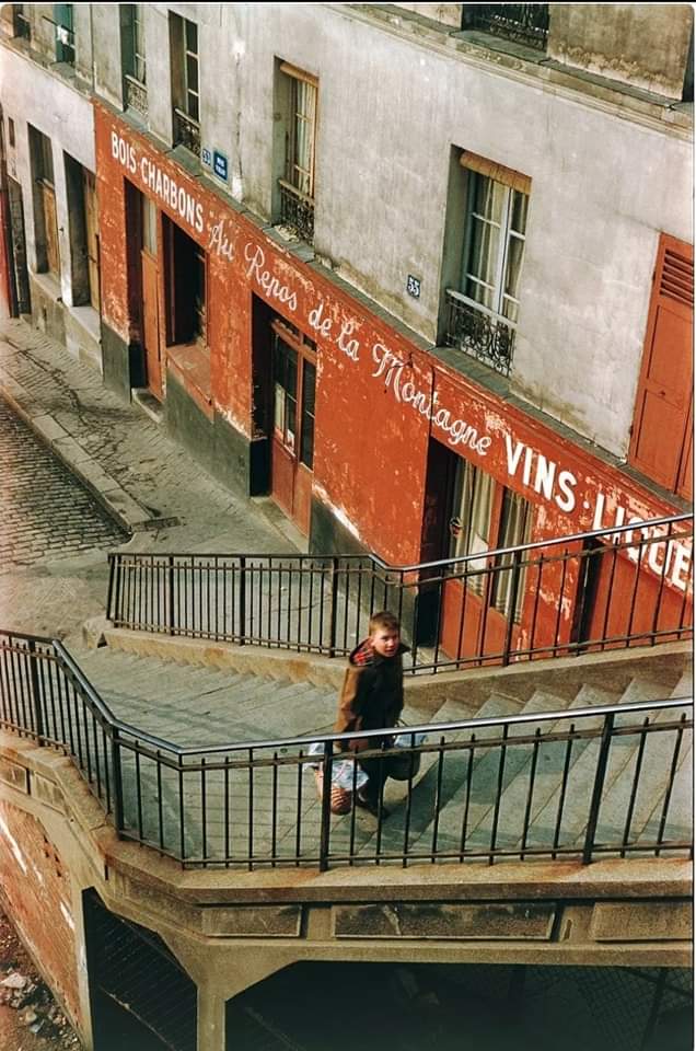 Bonjour. ☕️🥖😊 Henri Guérard. Escaliers de la rue Vilin, Belleville 1959. Paris