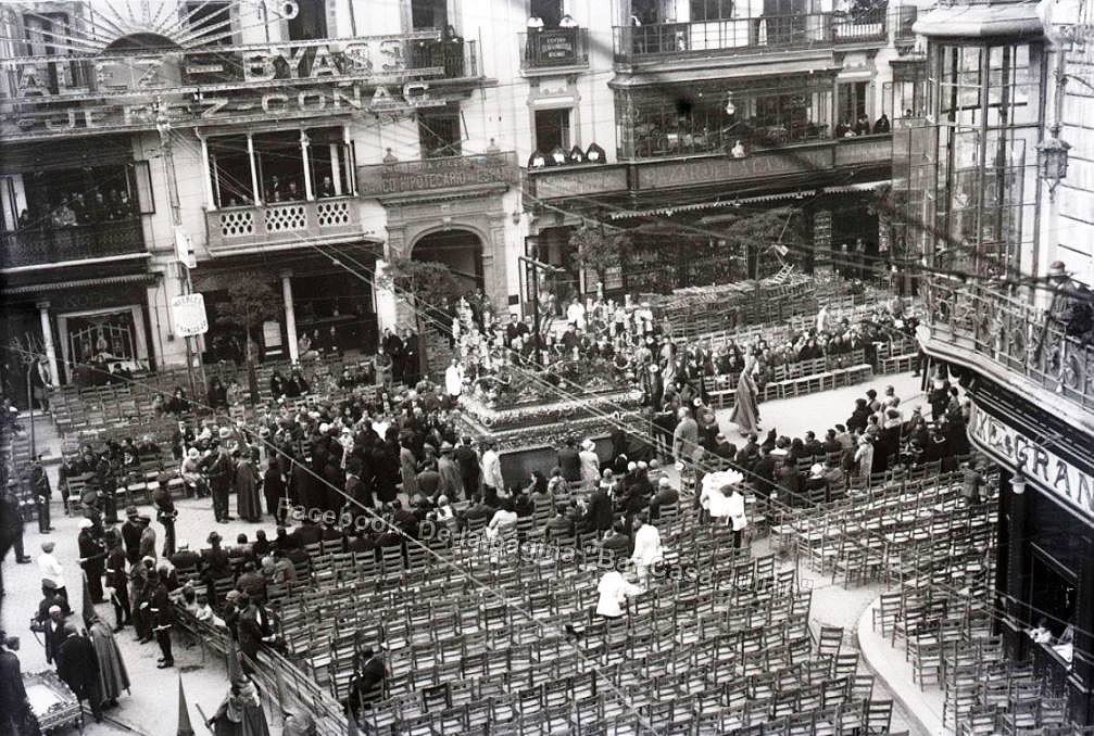 Miercoles Santo de 1930. El Cristo de la Salud de San Bernardo en la Campana con muy poco público. Nada nuevo bajo el sol. #EstampasdeAyer #TDSCofrade