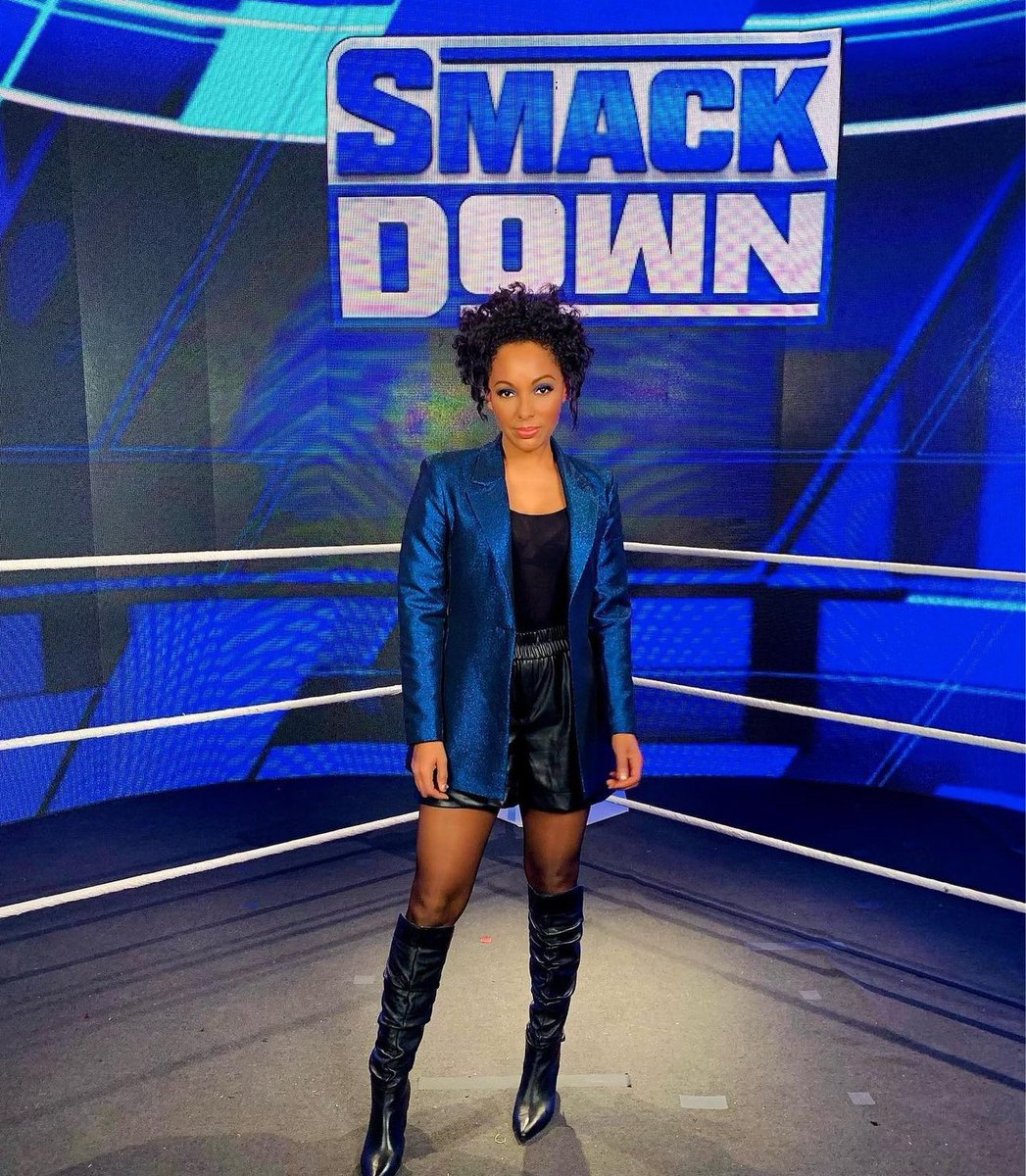 Shawn Michaels, Alicia Taylor'ın resmi olarak #SmackDown  ın yeni ring anonsörü olacağını doğruladı.