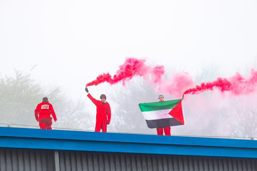 BREAKING: Whilst one group smashed a lorry into Elbit’s Leicester drone factory, another scaled the roof of the building Collectively, they’ve SHUT DOWN the Israeli weapons maker