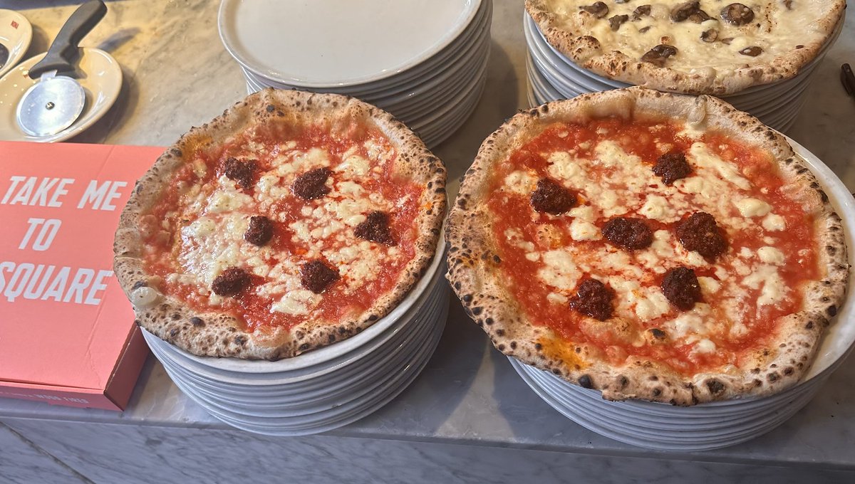 La pizza dedicata a Mertens che unisce Bruxelles a Napoli dlvr.it/T6ZXmj