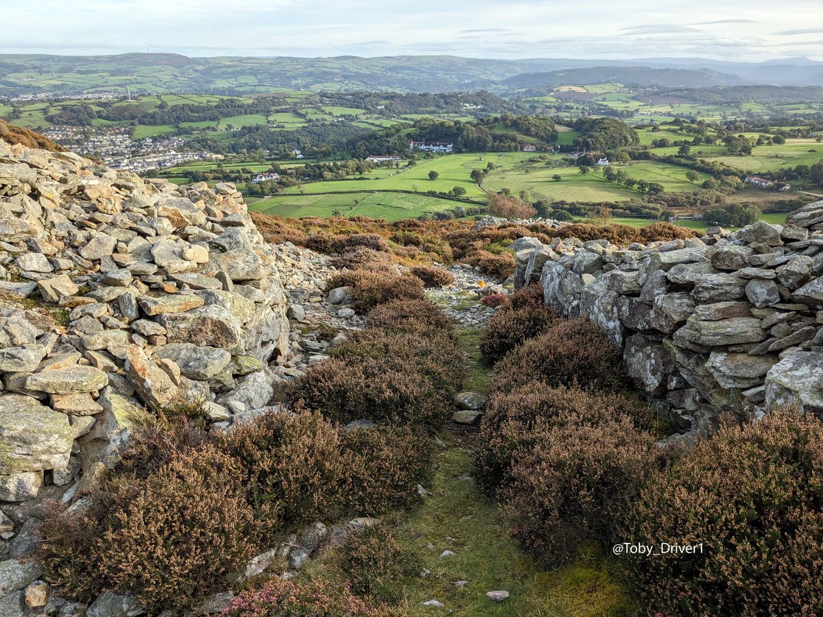 📢 It's #HillfortsWednesday 🍻

There are few better views than looking out along the beautiful Conwy valley from the stone-walled gateway of Castell Caer Seion - or Conwy Mountain hillfort - on the north Wales coast 👌

📷 My own, Sept '23