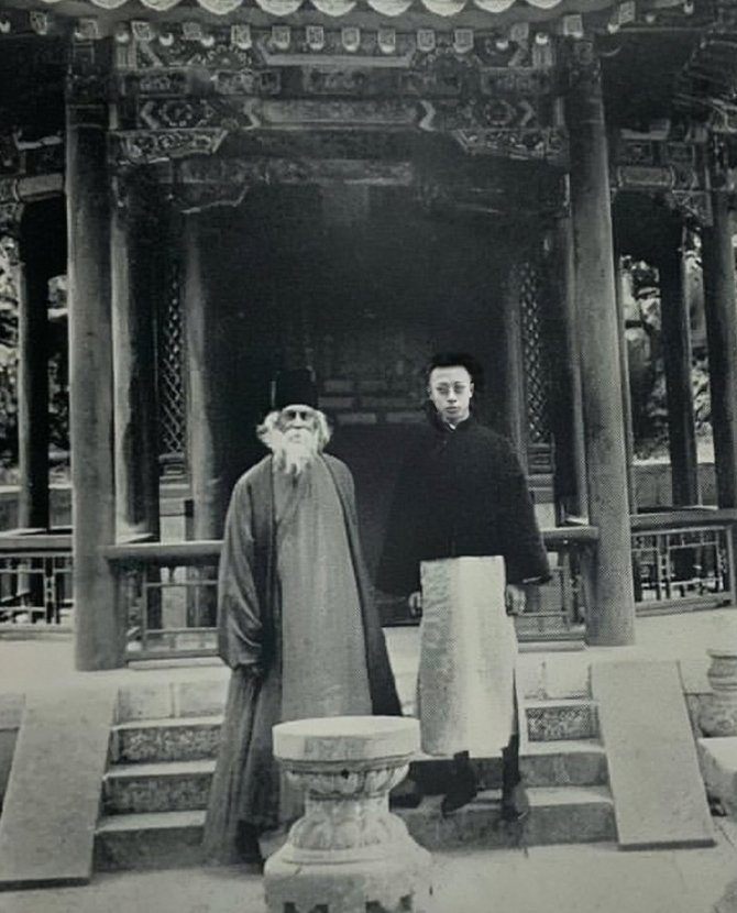 #OnThisDay 100 years ago #RabindranathTagore spent his birthday in Beijing. Popular in China, where many of his works were already translated, he was called Zhu Zhendan, or the sun that rises after a storm. One of his plays was performed in Chinese. With the last Emperor Pu Yi 👇