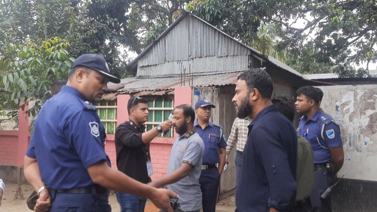 ভোটকেন্দ্রে পুলিশকে মারধর, ছবি তোলায় সাংবাদিকের ওপর হামলা