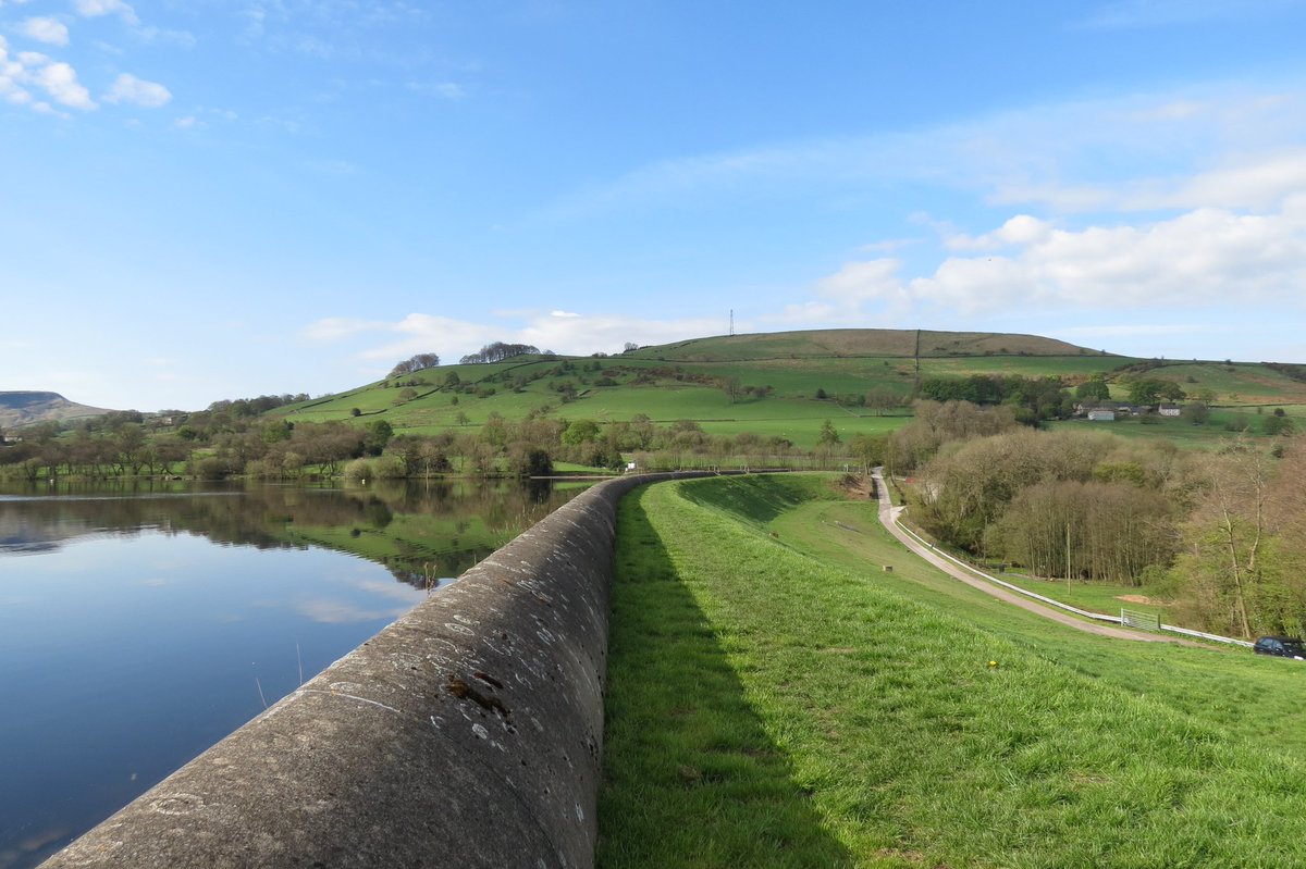 One from the archive for this week's #WallsOnWednesday - Combs Reservoir in Derbyshire, May 2018. 🧱

#PeakDistrict #Derbyshire