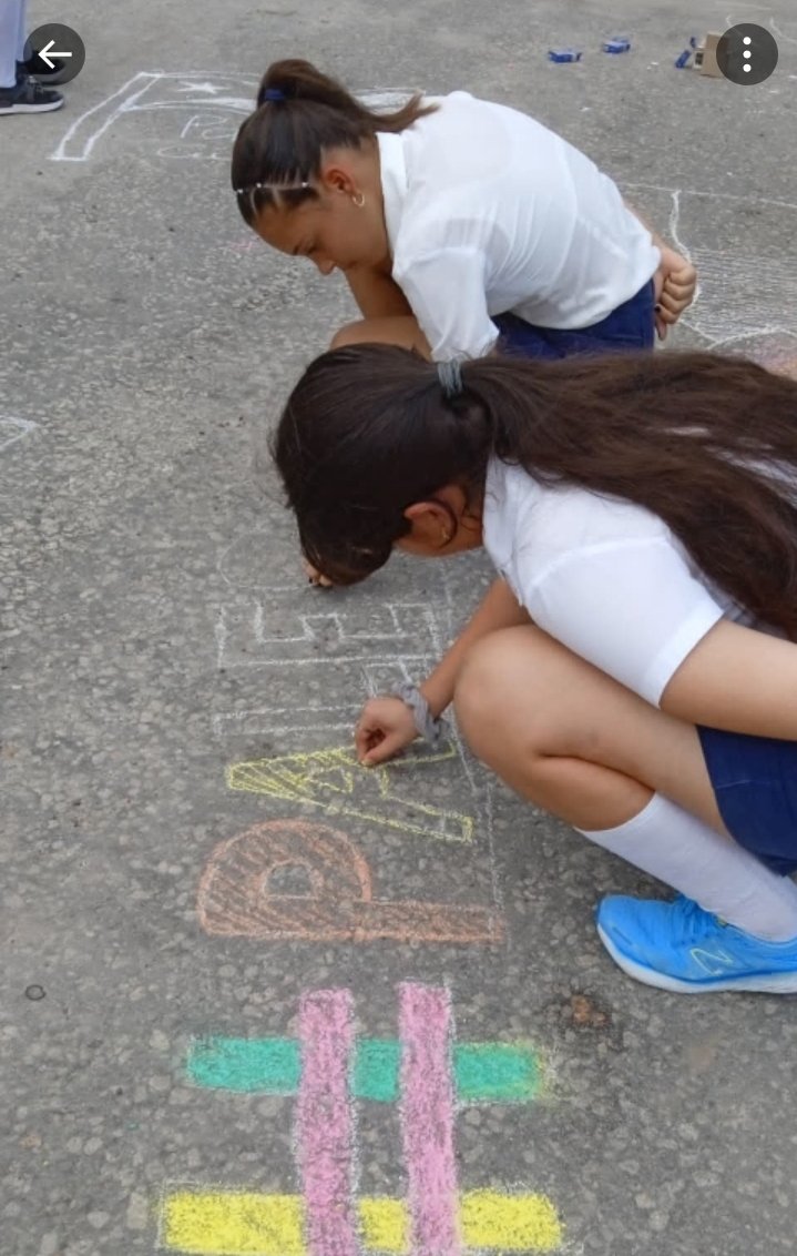 Con dibujos, empinando papalotes, en pintadas de calles, los niños cubanos se movilizan en todo el país para dar Amor y Solidaridad a Palestina. Los niños nacieron para ser felices, no mártires. No martiricen más a la infancia en Palestina!! 
#FreePalestine
@SudafricaFMC