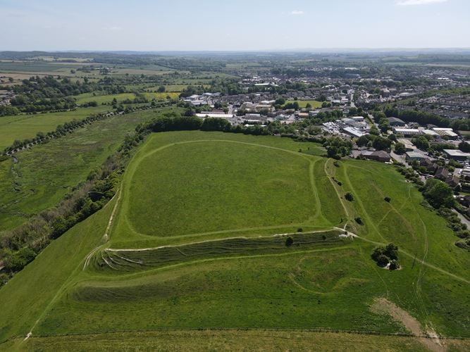 #HillfortsWednesday Poundbury consists of a major settlement complex which spans four millennia from at least the late Neolithic period onwards. Its central focus is an Iron Age hillfort with multiple defences. 📸 B. Bendall #Archaeology #History #Dorset