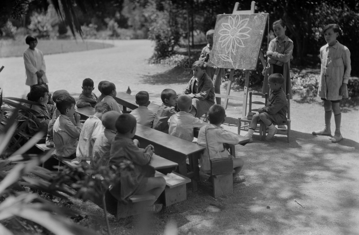 #TalDiaComAvui de 1914, fa 110 anys, s'inaugurava l'Escola del Bosc a #Montjuïc, la primera escola a l'aire lliure de Barcelona. 

👉  historiesdebcn.com/escola-del-bos… 

🧵 #FIL ⤵️