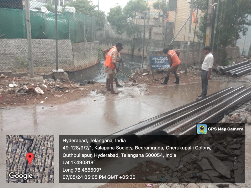 IRT attending various locations at Kukatpally Zone .Incessant rains caused disruptions .IRT teams attended locations