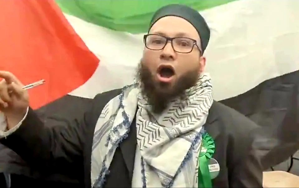 This raving, Hamas-loving, Jew-hating Neanderthal screaming 'Allahu Akbar' isn't some random Salafist preacher in the UK. He's actually a councillor for the Green Party. Blinded by their hatred of Israel, leftist parties are opening the gates to Islamic fascism. #usefulidiots